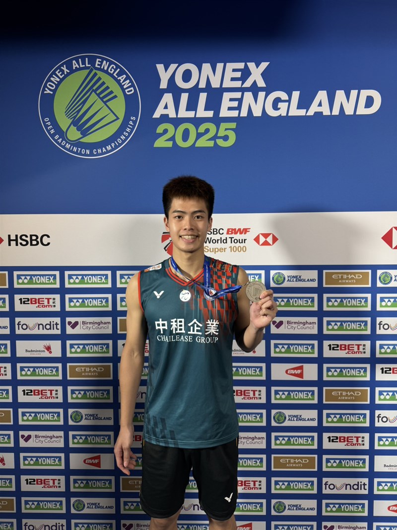 Taiwanese shuttler Lee Chia-hao poses with his silver medal after finishing runner-up in the men's singles final of the All England Open Badminton Championships on Sunday. Photo courtesy of Feng Sheng-chieh