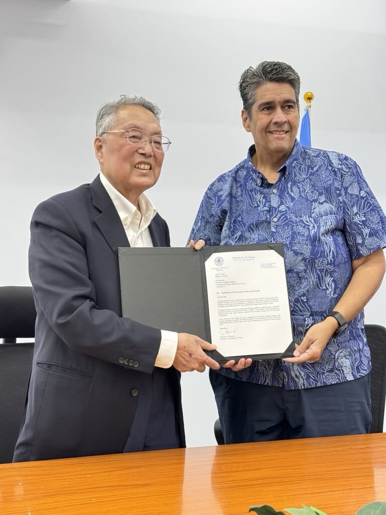 Stan Shih (施振榮, left), founder of Taiwan's leading PC brand Acer Group, receives a senior economic advisor certificate from Palau President Surangel Whipps, Jr., on Monday. Photo courtesy of the StanShih Foundation