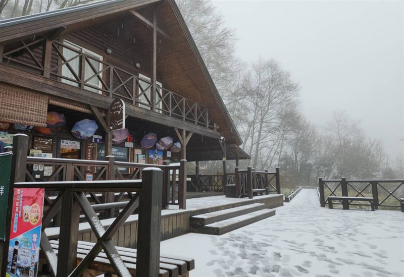 Taichung's Wuling Farm gets coated with snow on Tuesday. Photo courtesy of Wuling Farm