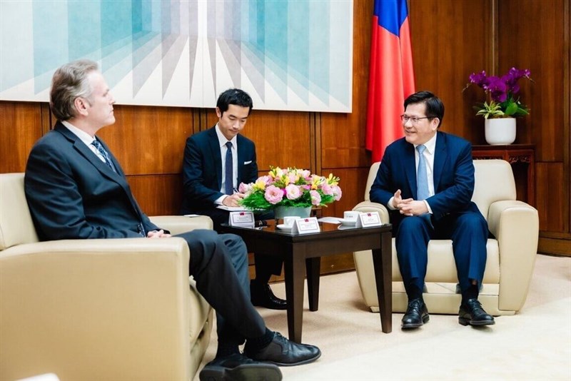 Alaska Governor Mike Dunleavy (left) meets with Foreign Minister Lin Chia-lung (right) after arriving in Taiwan on a three-day visit on Wednesday. Photo courtesy of MOFA