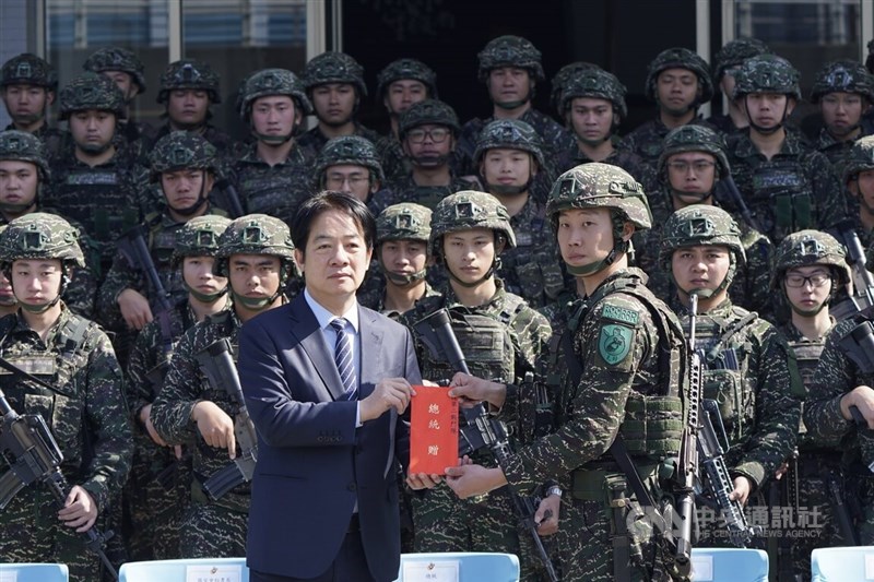 President Lai Ching-te (front left) on Friday presents a bonus incentive to the ROCMC 66th Marine Brigade stationed at Taipei's Songshan Airport. CNA photo March 21, 2025