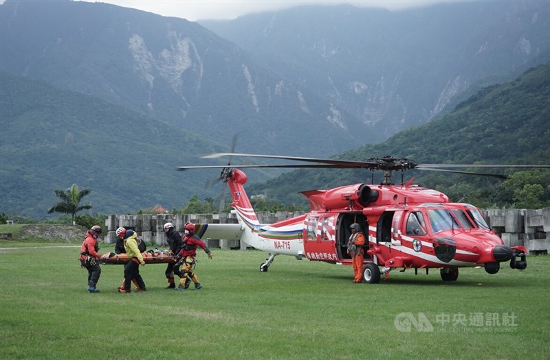 A search and rescue team on Friday recovers the remains of a hiker following his death on March 17 along the Chilai East Ridge in Hualien County. CNA photo March 21, 2025