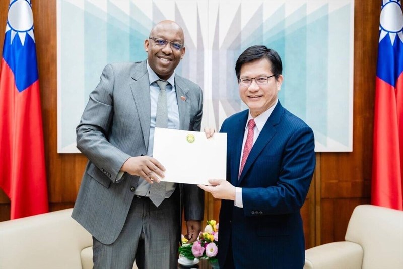 Foreign Minister Lin Chia-lung (right) meets with Somaliland's new representative to Taipei, Mahmoud Adam Jama Galaal, on Friday. Photo courtesy of MOFA