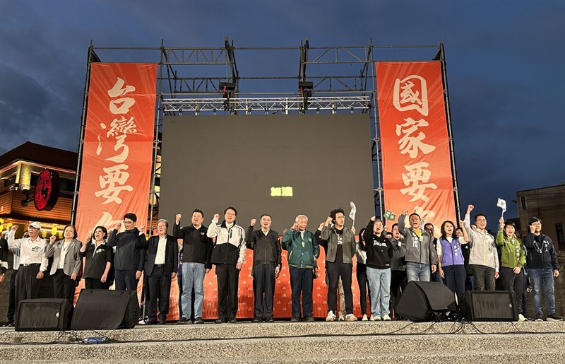 Premier Cho Jung-tai (front row, eighth from left) and Democratic Progressive Party members attend a briefing in Hualien County on Saturday. Photo courtesy of a reader