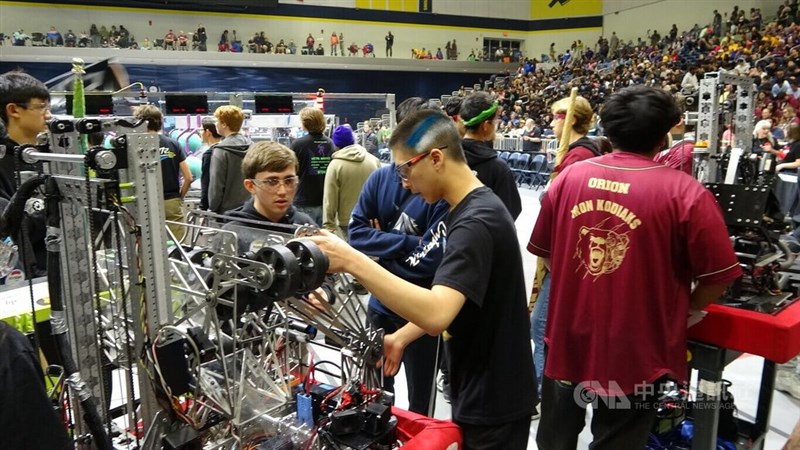 A student from Taipei Municipal Chien Kuo High School discusses strategies with a U.S. peer during the 2025 FIRST Robotics Competition (FRC) in San Diego, in the United States. CNA photo March 24, 2025