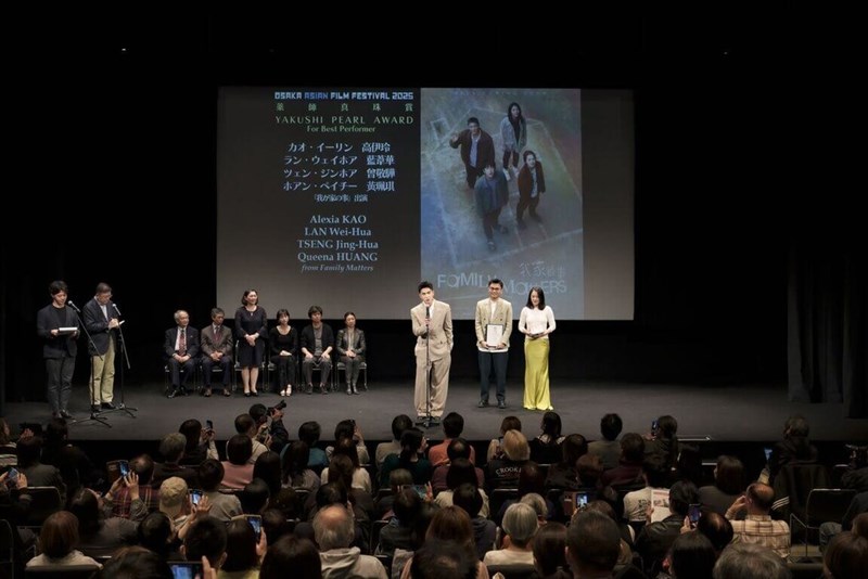 Alexia Kao (高伊玲, right on stage) and Tseng Jing-hua (曾敬驊, third right on stage) who are among four Taiwanese actors named the winners of the the prestigious Yakushi Pearl Award at the Osaka Asian Film Festival receive the award on Sunday for their performance in "Family Matters" directed by Pan Ke-yin (潘客印, second right on stage). Photo courtesy of the Ministry of Culture's Taiwan culture center in Japan March 24, 2025