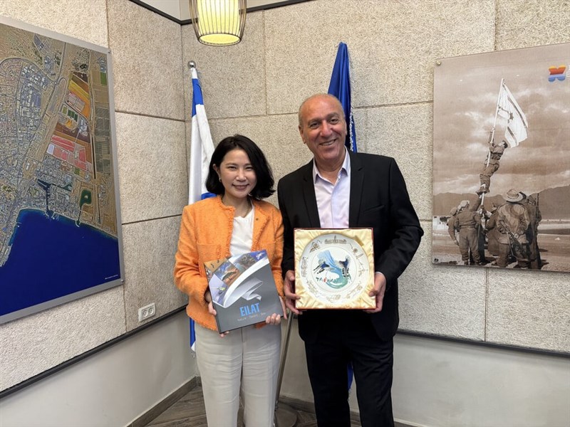 Taiwan's representative to Israel Abby Lee (李雅萍, left) poses for a photo with Eilat Mayor Eli Lankri during a visit to the city in southern Israel. Photo courtesy of Taiwan's representative office in Israel March 25, 2025