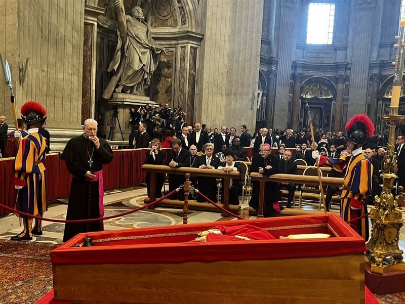 Former Vice President Chen Chien-jen (third left, kneeling in the front row) pays respect to the late Pope Francis at St. Peter's Basilica in Vatican City on Friday. Photo courtesy of a private contributor