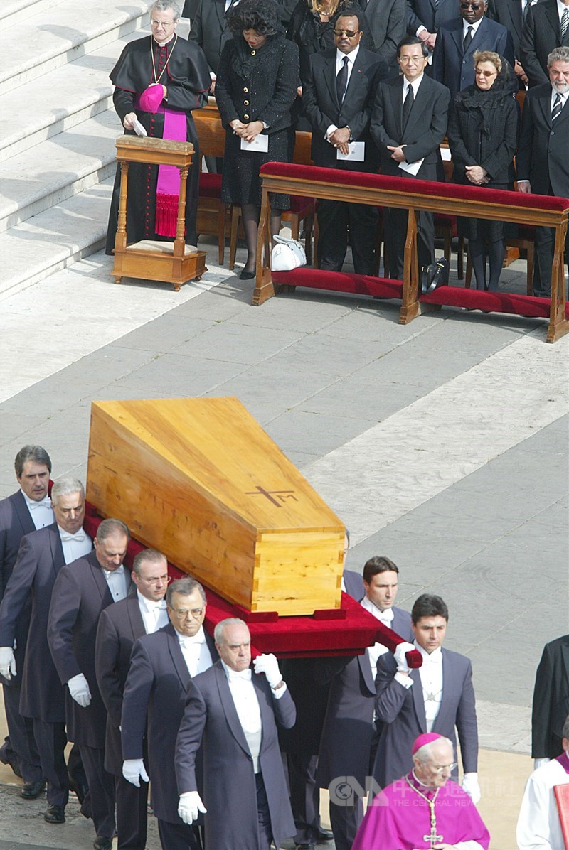Former President Chen Shui-bian attends the funeral of Pope John Paul II at the Vatican on April 8, 2005. CNA file photo