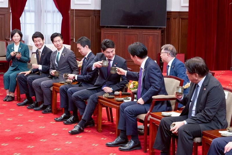President Lai Ching-te (second right) meets with a visiting delegation from the Youth Division of Japan's Liberal Democratic Party at the Presidential Office on Thursday. CNA photo May 1, 2025