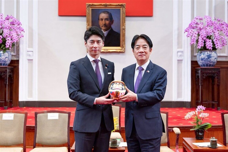 President Lai Ching-te (right) meets with Director of the Youth Division of Japan's Liberal Democratic Party Yasutaka Nakasone on Thursday. CNA photo May 1, 2025