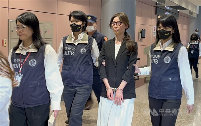 Infamous Taiwanese blogger Lady Nai Nai (second right) is escorted by officials from the Ministry of Justice's Investigation Bureau after being repatriated back to Taiwan from Canada early Thursday. CNA photo May 1, 2025