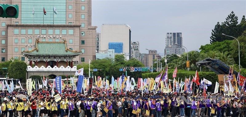 Labor groups took to the streets in front of the Presidential Office in Taipei for the annual Labor Day March on Thursday. CNA photo May 1, 2025