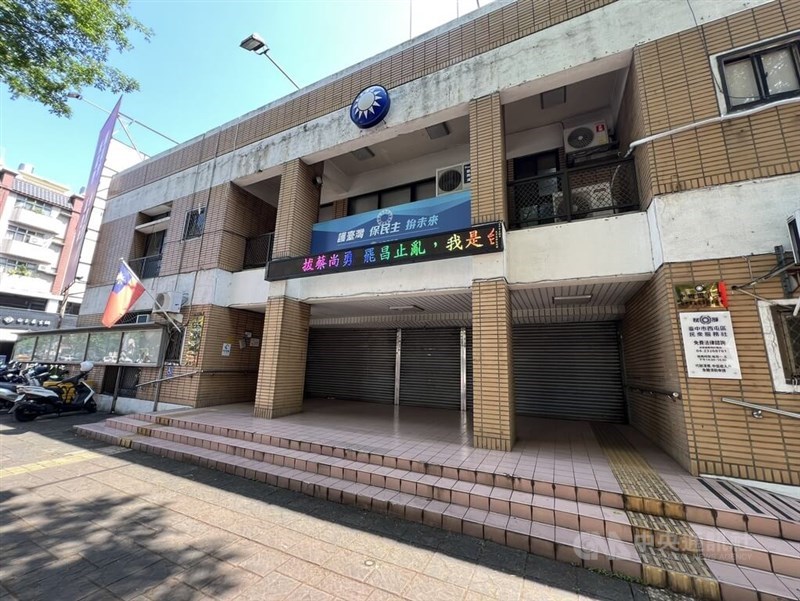 The gates to the KMT Taichung Chapter is lowered shut on Friday after a search by prosecutors. CNA photo May 2, 2025