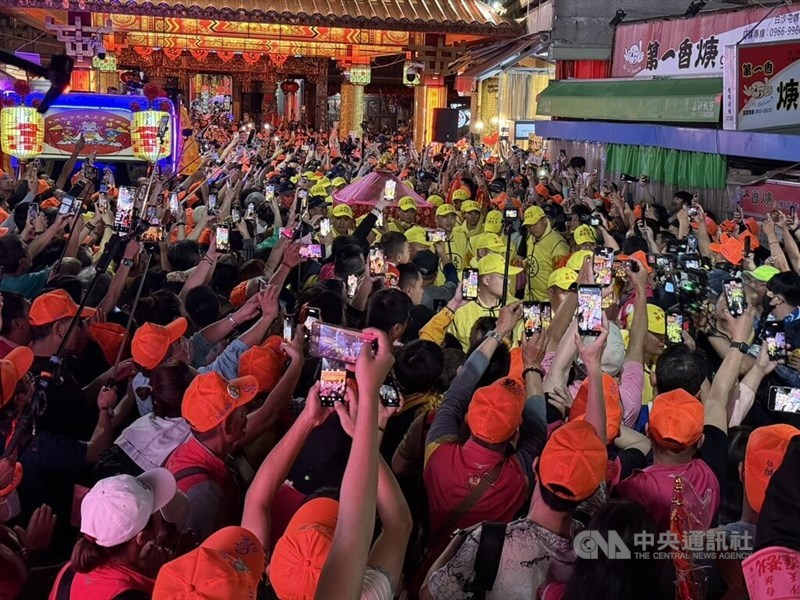 The ritualistic palanquin carrying a statue of sea goddess Mazu takes off at midnight on Friday from Miaoli County's Baishatun Gongtian Temple to embark on a 10-day procession to Yunlin County's Beigang Chaotian Temple. CNA photo May 2, 2025