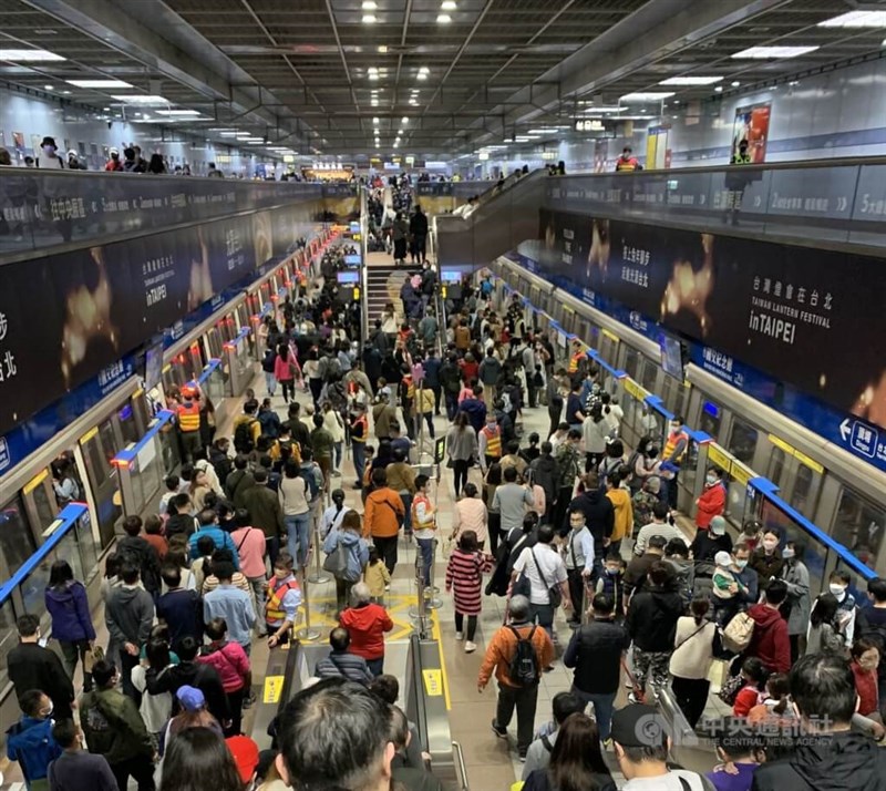 Commuters traverse through the Sun Yat-sen Memorial Hall metro station on the Blue Line. CNA file photo