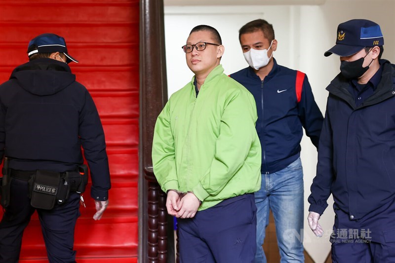 Police officers chaperone Mao Chun-shen in cuffs at a court appearance in this CNA file photo
