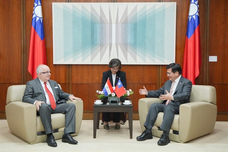 Foreign Minister Lin Chia-lung (right) converses with honors outgoing Paraguayan ambassador to Taiwan Carlos José Fleitas Rodríguez (left) on Friday. Photo courtesy of the Ministry of Foreign Affairs