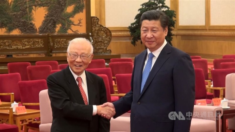The late Hsu Li-nung (left), a former decorated Republic of China (Taiwan) military general and minister of veterans affairs who later became a staunch pro-unification activist, shakes hands with Chinese President Xi Jinping (right) at a public event in this CNA file photo