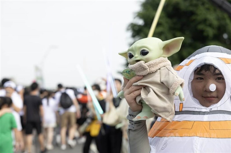 A young fan dresses up as the famous droid BB-8 and displays his Grogu plush toy at the 2025 Star Wars Run inside the New Taipei Metropolitan Park on Sunday. CNA photo May 4, 2025