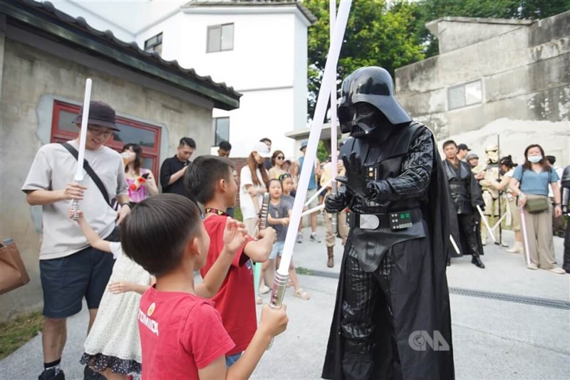 Darth Vader antagonizes some young Star Wars fans in Taipei on Sunday. CNA photo May 4, 2025