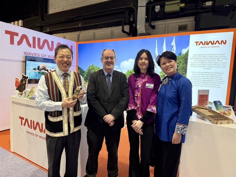 Taiwan's outgoing top envoy to Ireland Yang Tzu-pao (left) promotes Taiwan in Berlin, Germany, in this CNA file photo