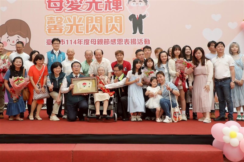 Tainan Mayor Huang Wei-che (fourth left in front) leads the Tainan City government in holding a ceremony on Sunday to honor 57 female role models for their contributions to their families and communities, featuring 100-year-old Wu Wang Lien-chao (fifth left in front). Photo courtesy of the Tainan City Government