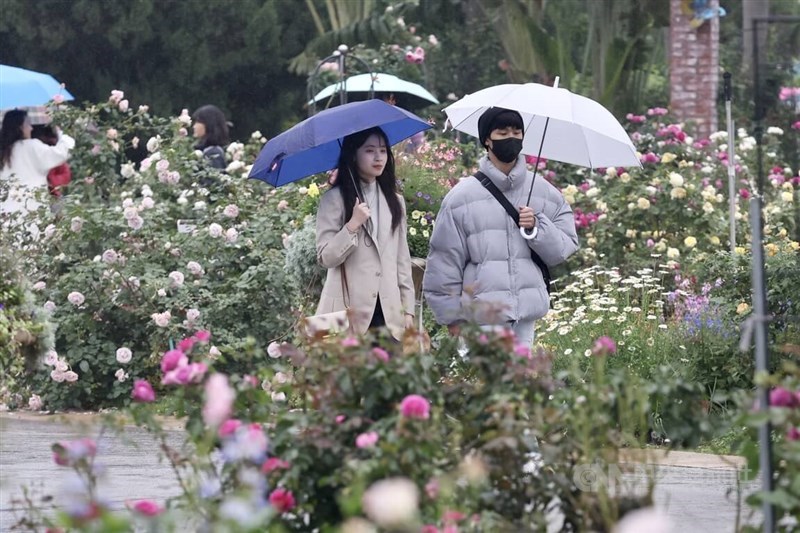 A couple enjoy a date in Taipei during a light rain. CNA file photo