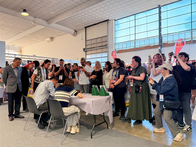 Taiwan comic book artists Chien Chia-cheng and Yuzu sign autographs at the "Taiwan_Comics" event. Photo courtesy of Taipei Representative Office in Italy, Cultural Division