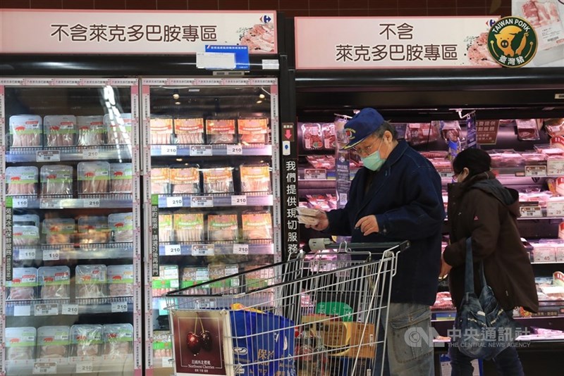 Shoppers selecting pork at a supermarket. CNA file photo