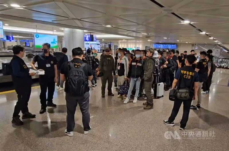 A total of 55 Taiwanese nationals, suspected of being involved in or victims of fraud rings and human trafficking in Myanmar, returned to Taiwan onWednesday. CNA photo May 7, 2025