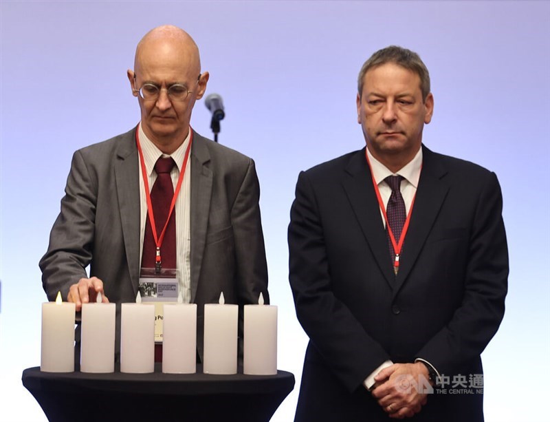 German Institute Taipei Director-General Jörg Polster (left) lights candles at a Holocaust memorial event in Taipei in 2023 with former Israeli Representative to Taiwan Omer Caspi (right). CNA file photo