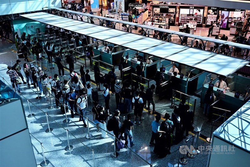 Passengers line up behind airline counters to receive their boarding passes to depart Taiwan. CNA file photo