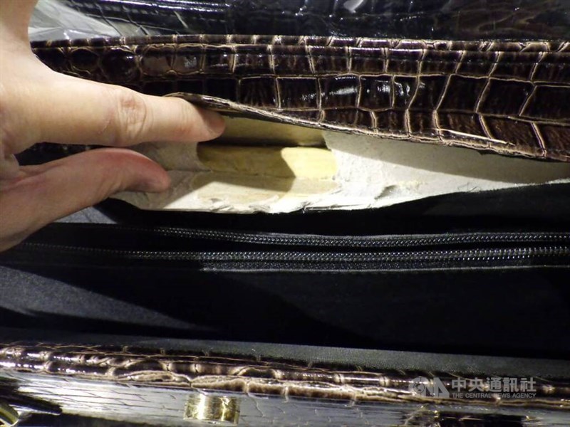 Heroin is discovered in the belongings of a German national who was indicted by Taoyuan prosecutors on Thursday after allegedly attempting to smuggle heroin into Taiwan in February in this undated photo. Photo courtesy of local authorities
