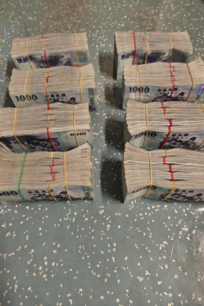 The NT$4 million cash that was recovered for a Vietnamese passenger by the Railway Police. Photo courtesy of Railway Police Bureau, Kaohsiung Precinct