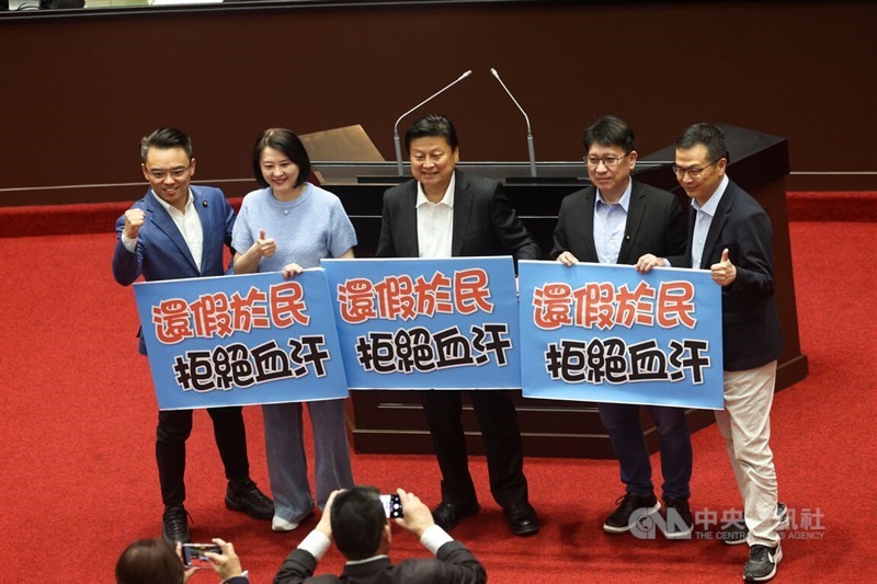 The Legislative Yuan's KMT caucus promotes the additional national holidays on Friday as returning a right to the general public. CNA photo May 9, 2025
