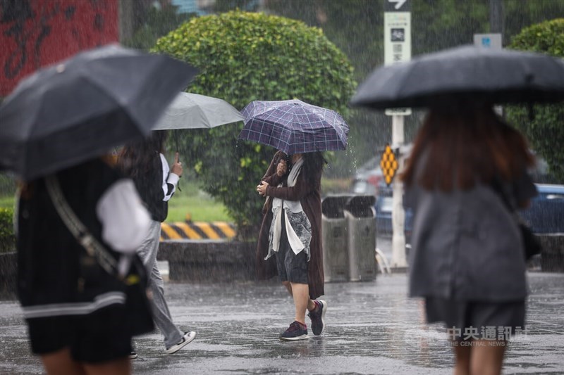 Taipei residents commute in the rain on Wednesday. CNA photo May 7, 2025