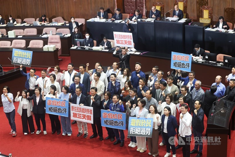 The Legislative Yuan's KMT caucus promotes the additional national holidays on Friday as returning a right to the general public. CNA photo May 9, 2025