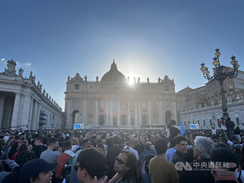 Vatican City is crowded with devout Catholics and visitors on Thursday for the announcement of the new Pope. CNA photo May 8, 2025