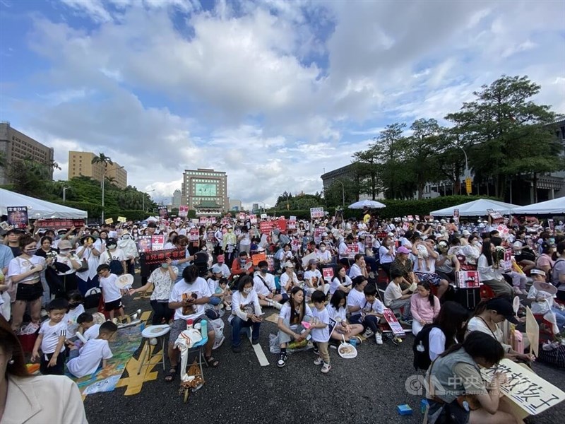 Over 10,000 rally in Taipei, urging stronger child protection after the tragic 2023 death of a 1-year-old boy in foster care. CNA photo May 10, 2025