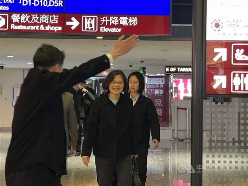 Former President Tsai Ing-wen (center) arrives at Taiwan Taoyuan International Airport on Friday night. CNA photo May 9, 2025