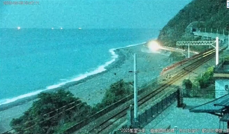 A bright light illuminates the sky over the Pacific Ocean off Taitung County on Friday night. Photo courtesy of the Taitung County Goverment