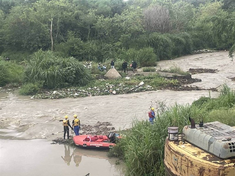 Taichung first responders initiate rescue operations to help 13 trapped migrant workers on Sunday. Photo courtesy of the Taichung City Fire Bureau