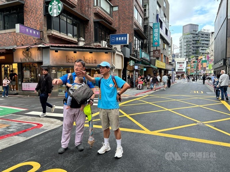 Hsieh Ming-hung (front right), head of the Taipei City Government Department of Transportation, examines the progress of the first day of the trial pedestrian zone program for Yongkang Street on Saturday. CNA photo May 10, 2025