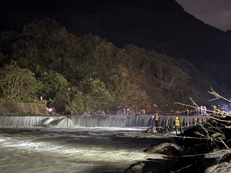 Hualien first responders initiate rescue operations to help 23 trekkers trapped on one side of the Baliwan River late Saturday. Photo courtesy of the Hualien County Fire Department