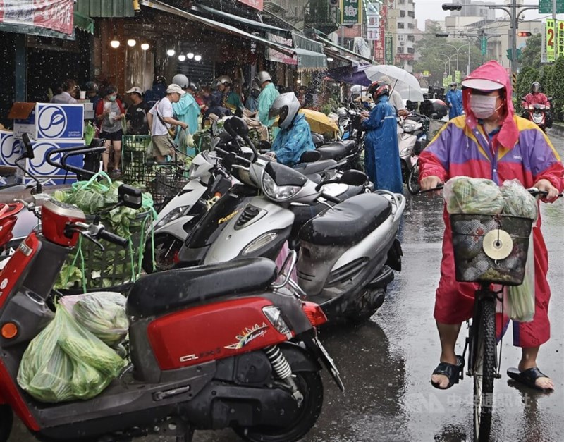 People buy groceries at a traditional market in New Taipei's Sanchong District on Saturday. CNA file photo