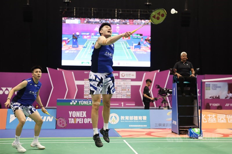 Taiwanese Olympic badminton men's doubles gold medalist Wang Chi-lin (right) and his new partner Chiu Hsiang-chieh (left) fight as a team for the men's doubles title at the Taipei Open on Sunday. CNA photo May 11, 2025