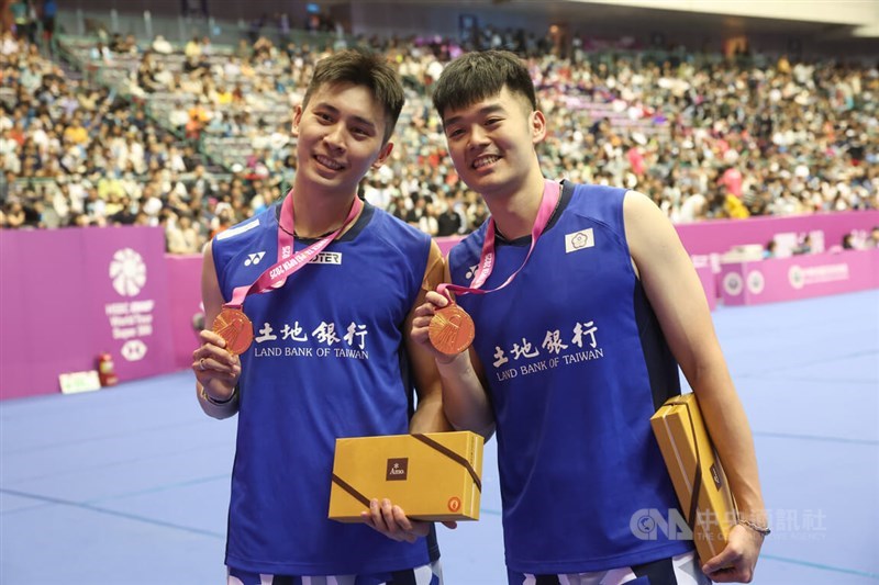 Taiwanese Olympic badminton men's doubles gold medalist Wang Chi-lin (right) and his new partner Chiu Hsiang-chieh (left) showcase their men's doubles title won at the Taipei Open on Sunday, becoming the first local women's team to win the tournament in 17 years. CNA photo May 11, 2025