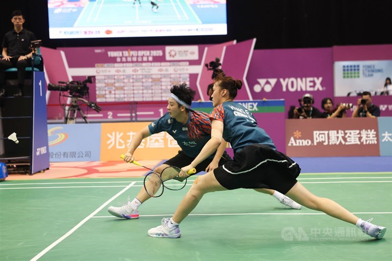Taiwanese badminton players Hsieh Pei-shan (back) and Hung En-tzu (front) fight as a team for the women's doubles title at the Taipei Open on Sunday. CNA photo May 11, 2025