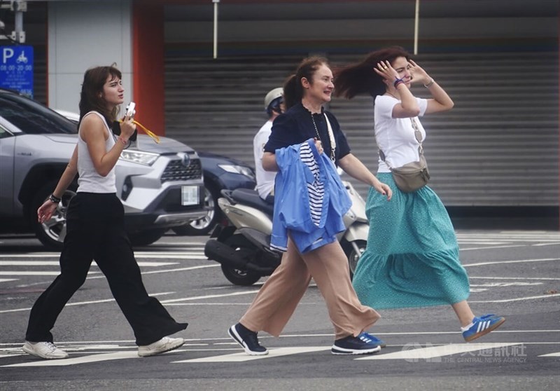 Expats living in Taiwan cross a road in Taipei in this CNA file photo